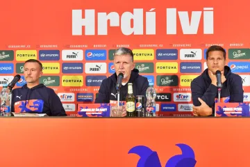 Zleva Jiří Chytrý, Jaroslav Šilhavý a Tomáš Pešír, manažer fotbalové reprezentace