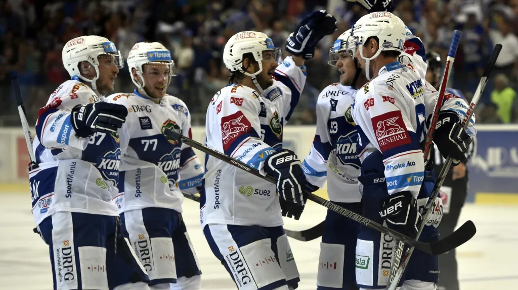 Radující se hokejisté Komety Brno