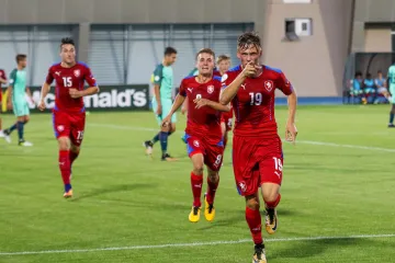 Útočník české devatenáctky Martin Graiciar se raduje z gólu v síti Portugalska