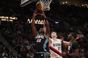 Vít Krejčí v dresu Portlandu v souboji pod košem s Taylorem Hendricksem z Memphisu