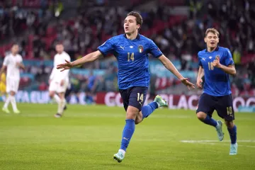 Ital Federico Chiesa slaví gól v síti Španělska