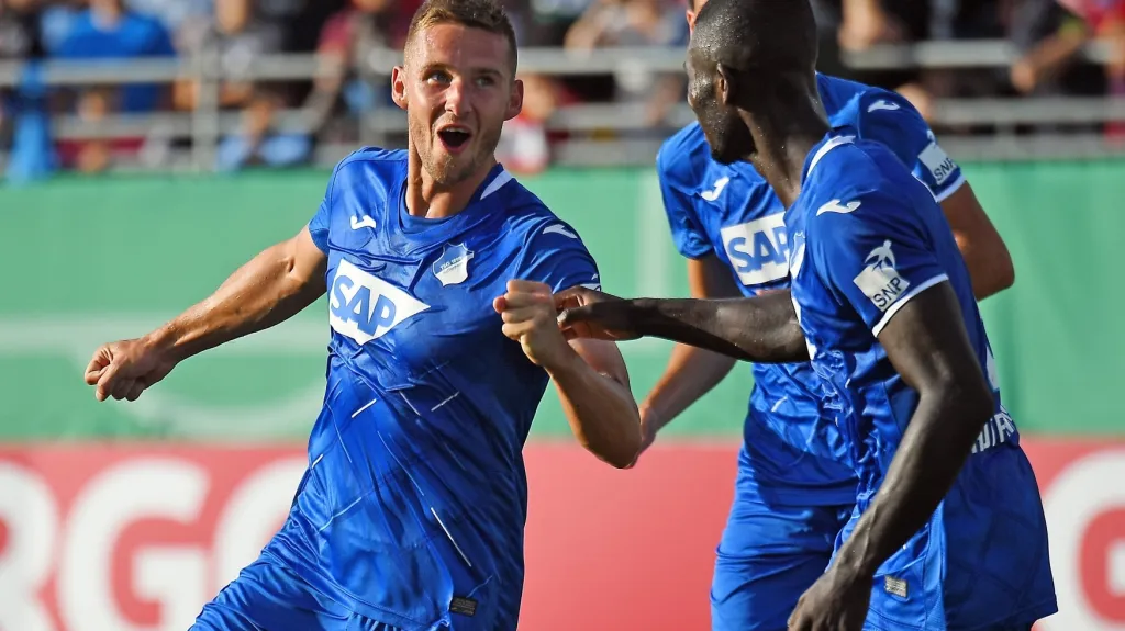 Pavel Kadeřábek (vlevo) slaví se spoluhráči z Hoffenheimu gól