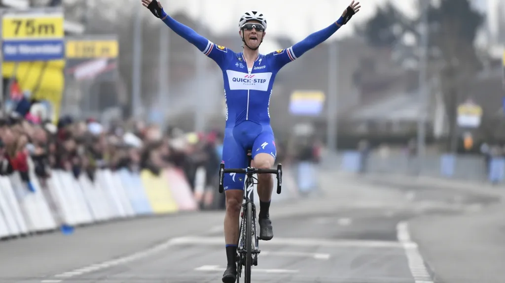 Niki Terpstra slaví v cíli Harelbeke