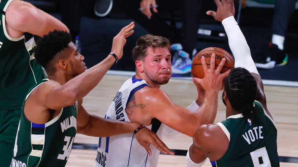 Luka Dončič z Dallasu v akci proti dvojici Jannis Antetokunmpo a Wesley Matthews z Milwaukee
