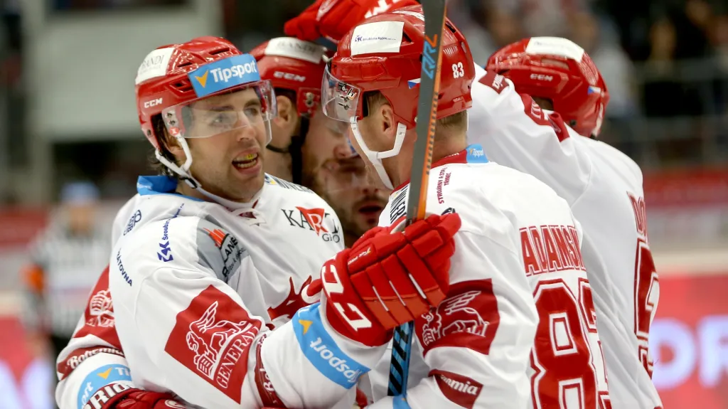 Ethan Werek se raduje se spoluhráči z Třince