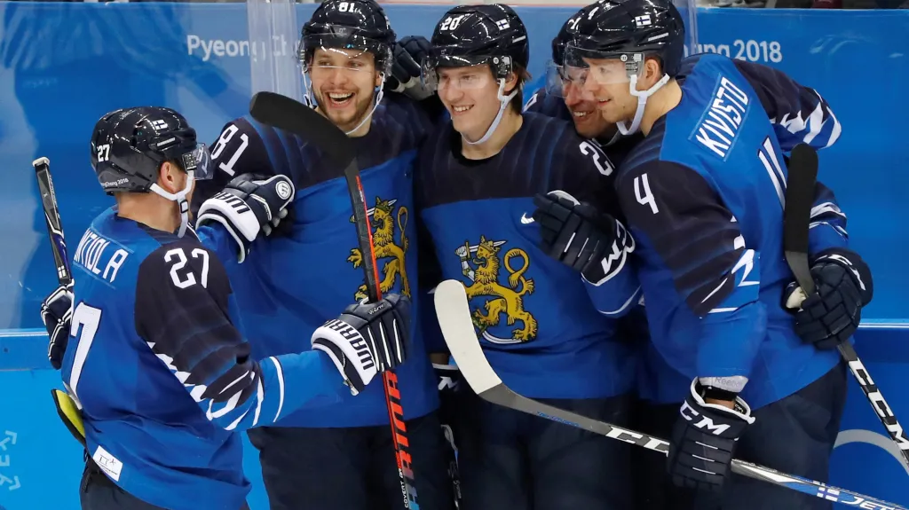 Eeli Tolvanen (uprostřed) se raduje se spoluhráči z Finska