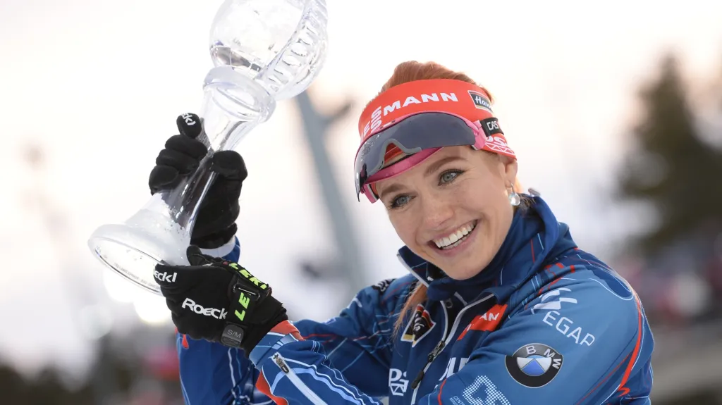 Gabriela Soukalová s malým křišťálovým glóbem za celkové vítězství ve stíhačce