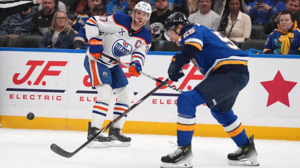 Connor McDavid v duelu proti St. Louis