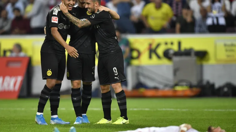 Fotbalisté Dortmundu slaví gól v Kolíně nad Rýnem