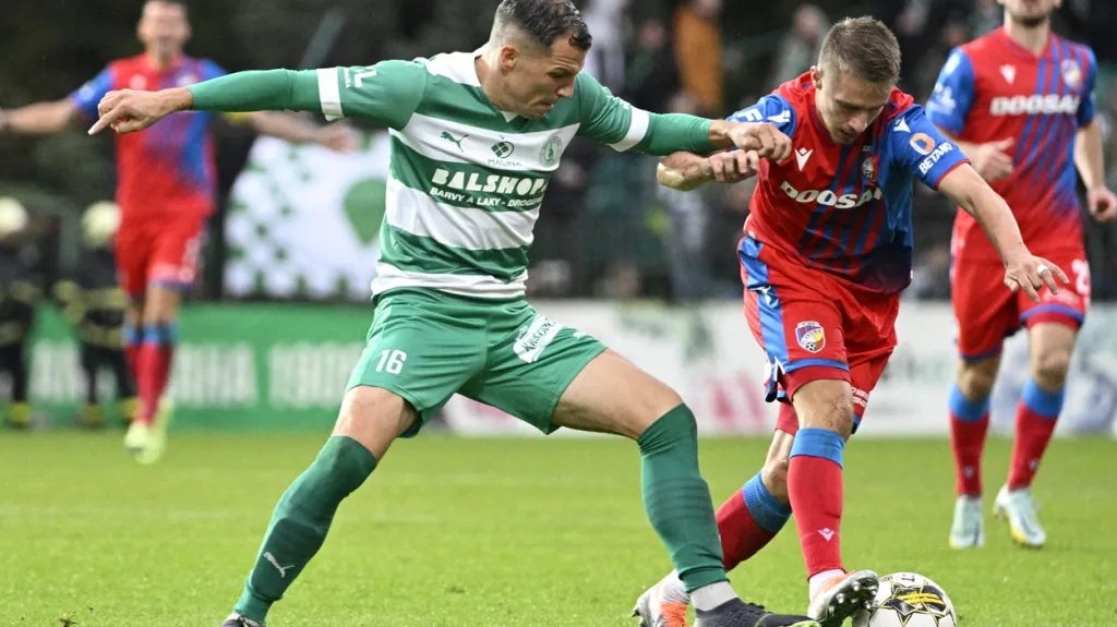 Martin Dostál z Bohemians v souboji s plzeňským Adamem Vlkanovou
