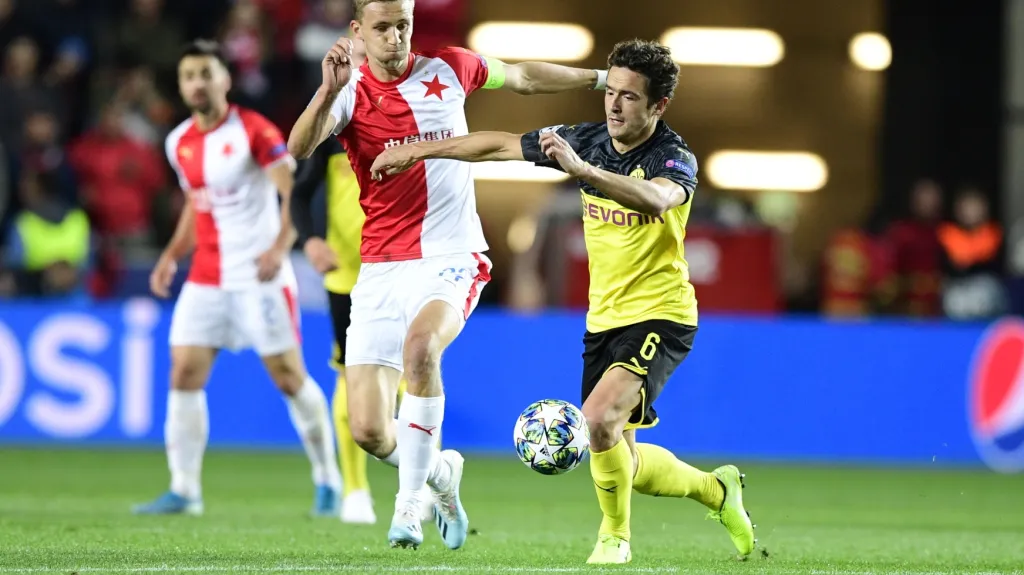 Tomáš Souček ze Slavie a Thomas Delaney z Dortmundu v utkání LM