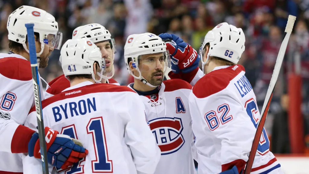 Tomáš Plekanec (uprostřed) se raduje se spoluhráči z Montrealu