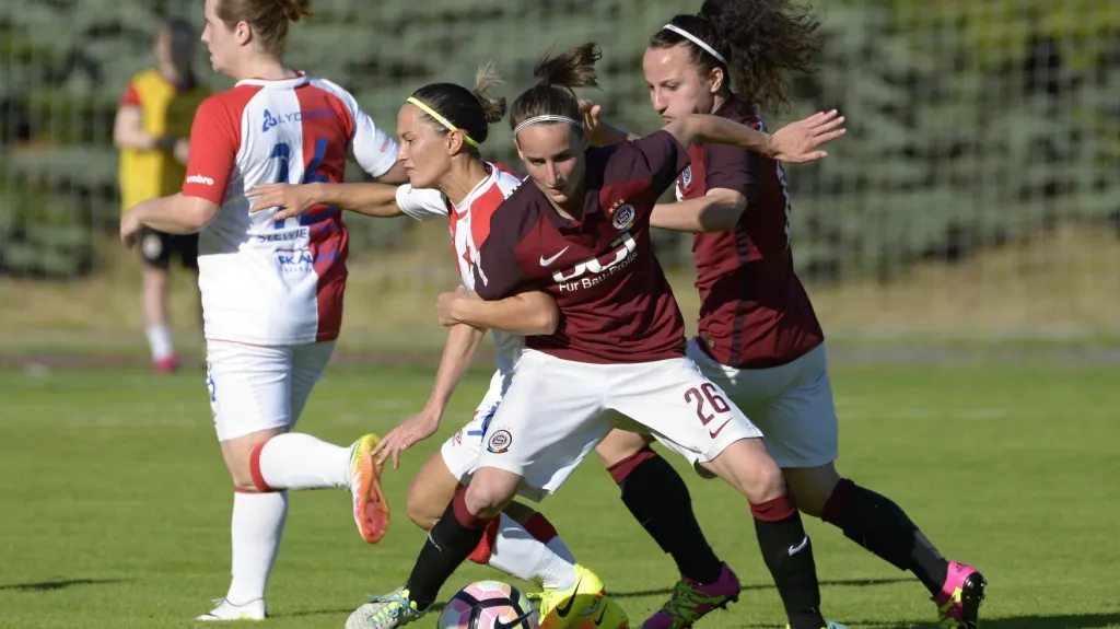 Gabriela Matoušková v popředí (č. 26) ještě v dresu Sparty