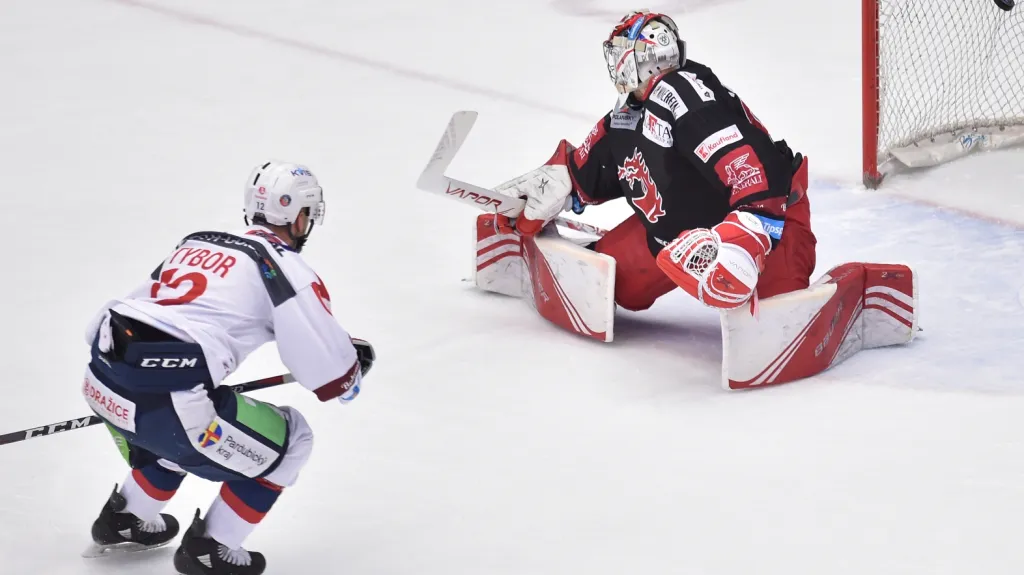 Útočník Pardubic Radoslav Tybor zakončuje proti třineckému Petru Kváčovi
