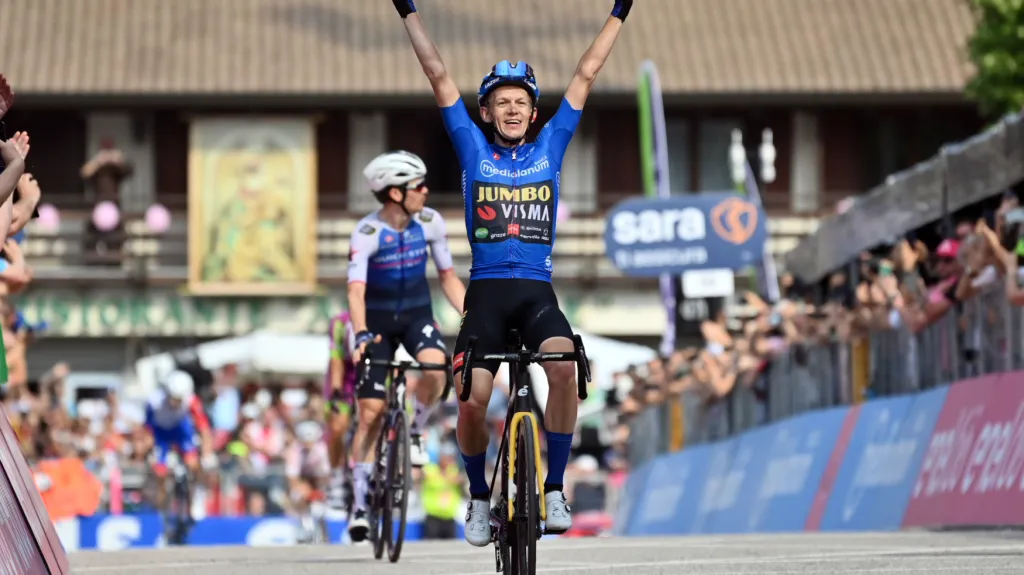 Koen Bouwman se raduje v cíli 19. etapy Giro d'Italia
