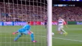 Šance v utkání Barcelona - Bayern: Lewandowski nedosáhl na míč (18. min.)