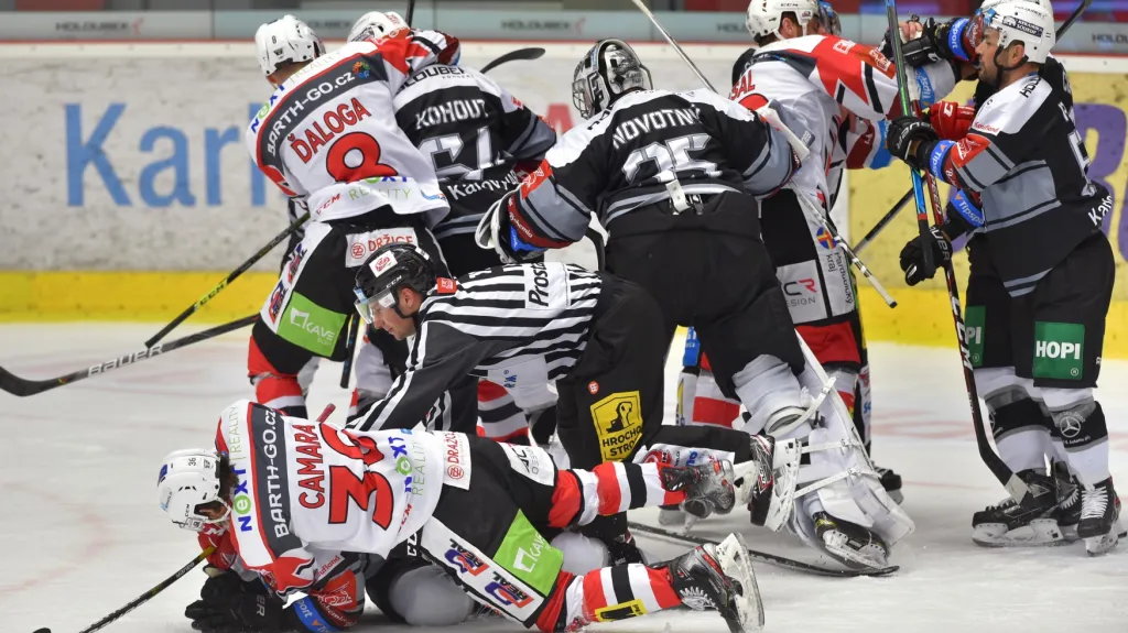 Skrumáž v duelu Karlovy Vary - Pardubice