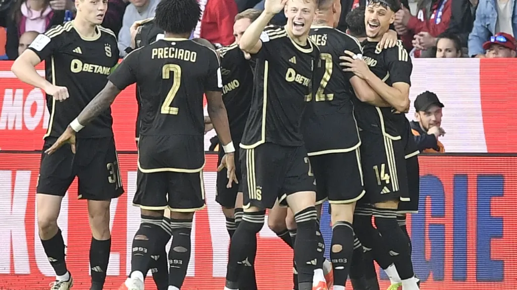 Fotbalisté Sparty oslavujé gól ve finále MOL Cupu