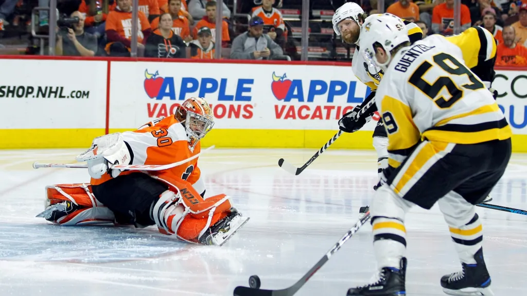Jake Guentzel z Pittsburghu překonává Michala Neuvirtha z Philadelphie