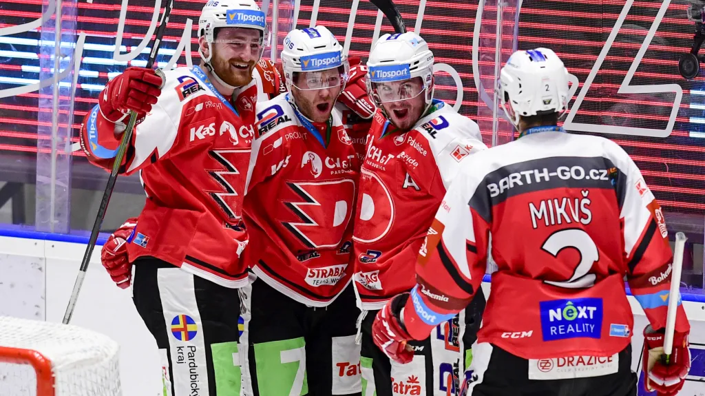 Hokejisté Pardubic slaví