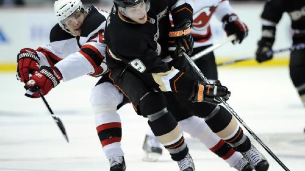 Bobby Ryan (Anaheim Ducks) a Patrik Eliáš (New Jersey Devils)