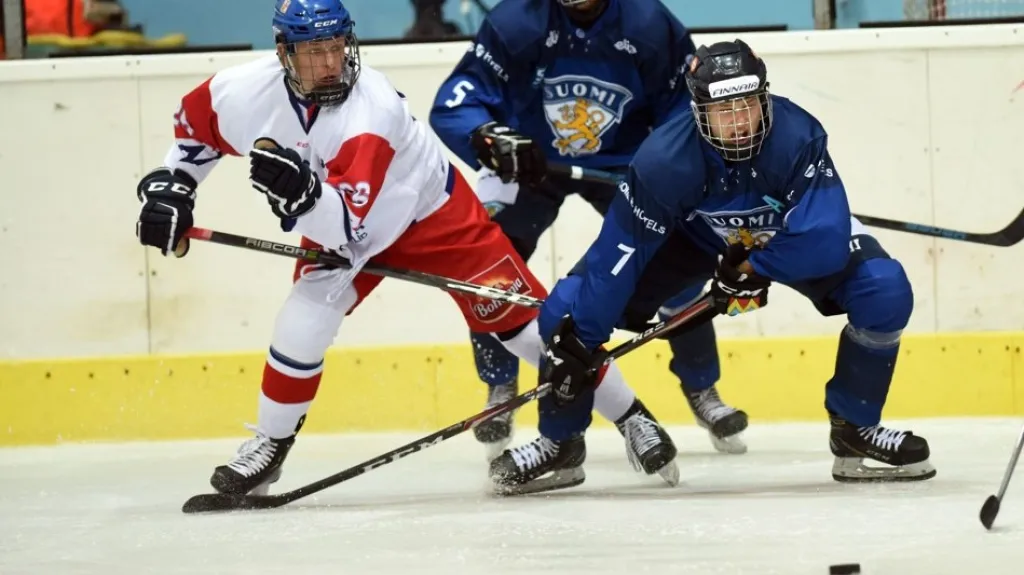 Kapitán české osmnáctky na Hlinka Gretzky Cupu Michal Gut s jedničkou CHL draftu Kasperem Puutiem