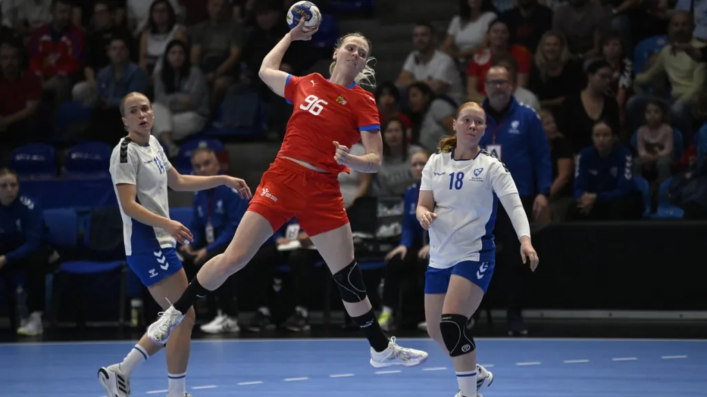 Charlotte Cholevová střílí na branku Finska