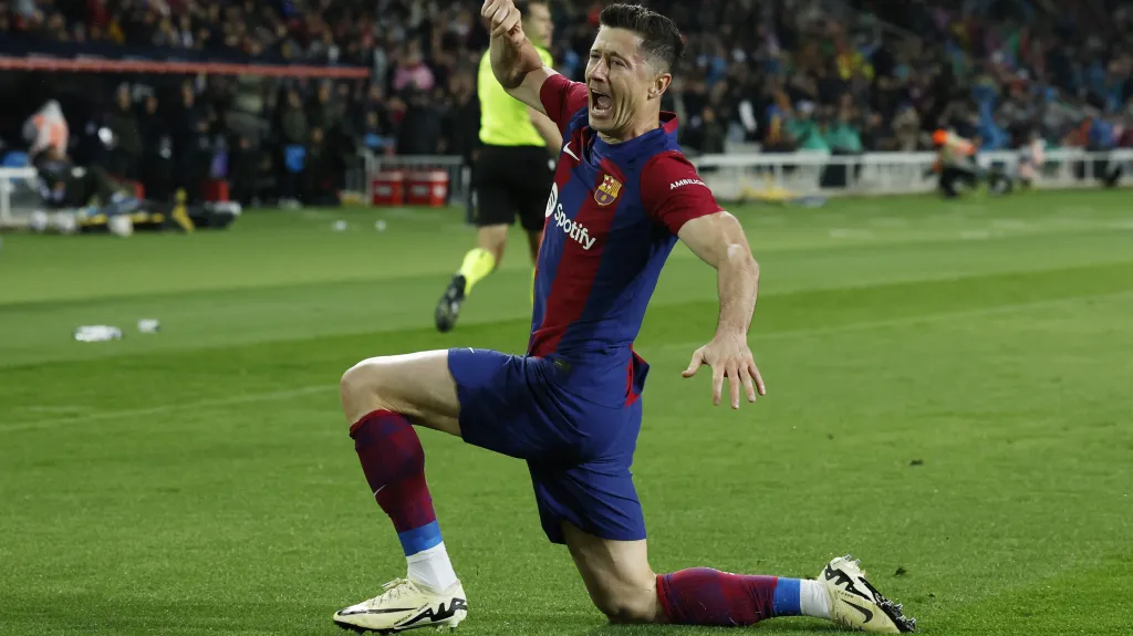 Robert Lewandowski z Barcelony se raduje z gólu