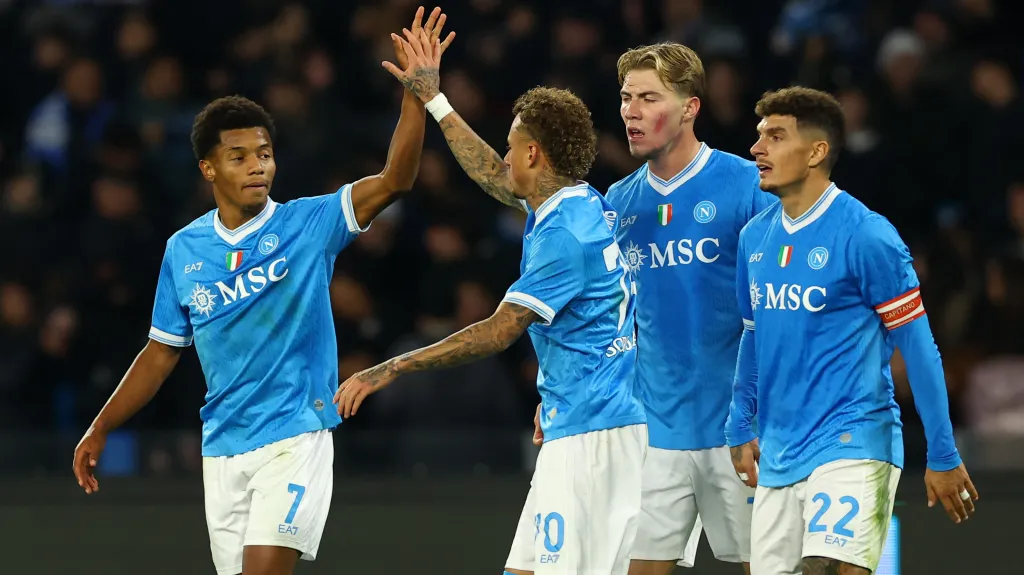 David Neres slaví branku se spoluhráči z Neapole