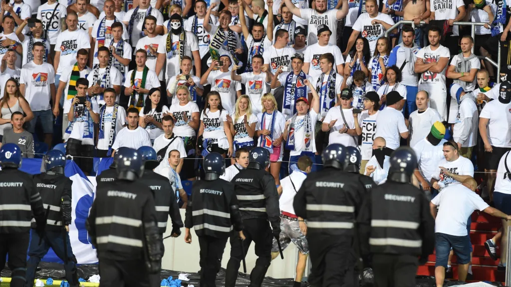 Fanoušci Baníku Ostrava během slezského derby