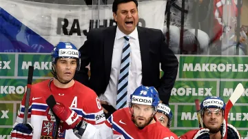 Trenér Vladimír Růžička (uprostřed) na lavičce české hokejové reprezentace