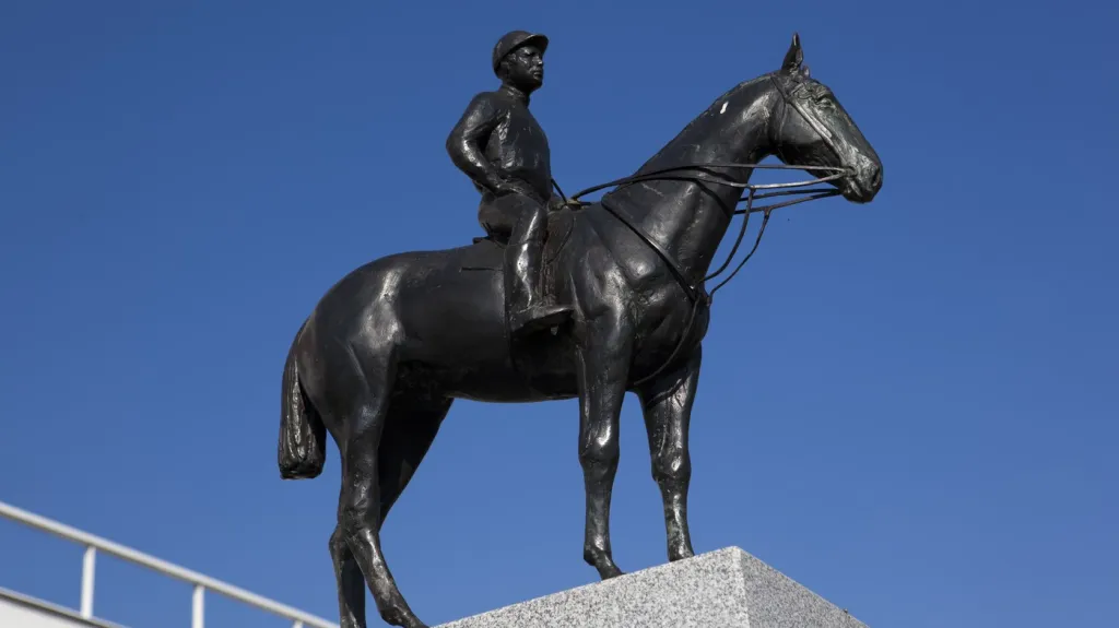 Jezdecká socha žokeje George Sayerse na koni Fantome