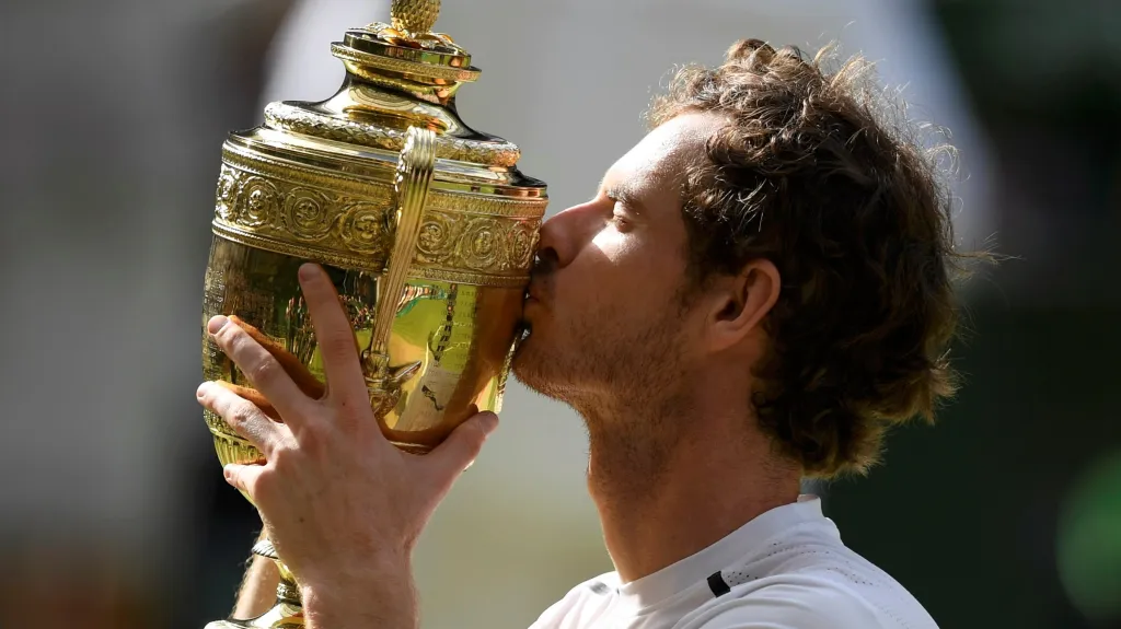 Andy Murray s trofejí pro vítěze Wimbledonu