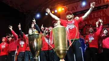 Hokejisté s poháry přijeli na náměstí