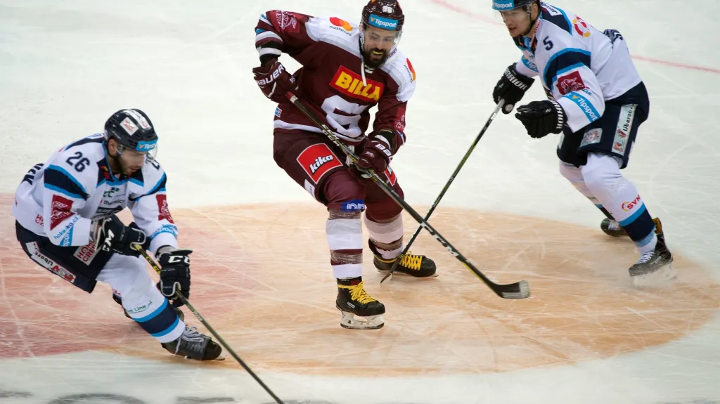 Richard Jarůšek ze Sparty v obklíčení hráčů Liberce