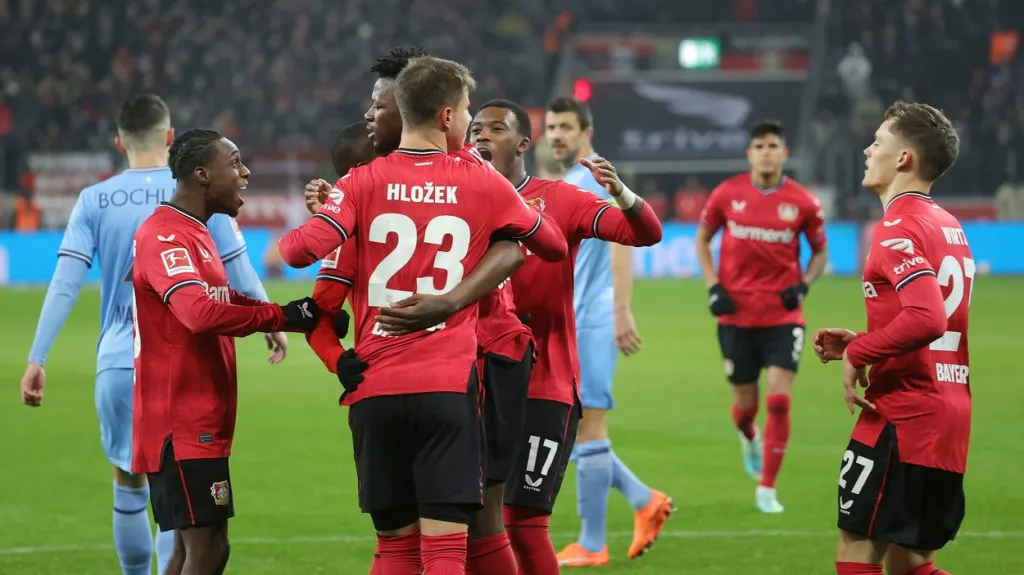 Adam Hložek slaví se spoluhráči