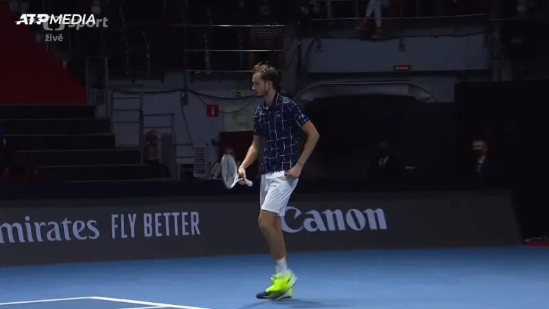 Opelka v Petrohradu vyřadil favorizovaného Medveděva, postup slaví i Raonic