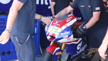Příprava motocyklu pro Filipa Salače