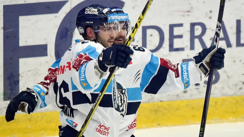 Petr Jelínek (vlevo) z Liberce se raduje z gólu