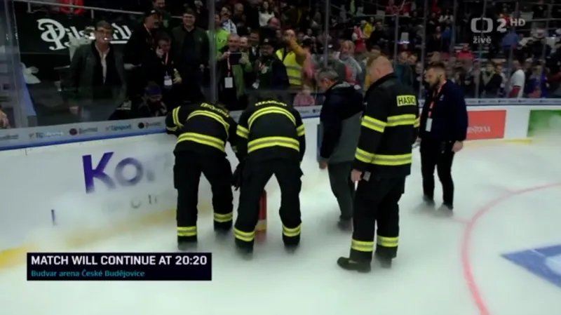 Problémy s ledem v Českých Budějovicích pomáhali vyřešit i hasiči