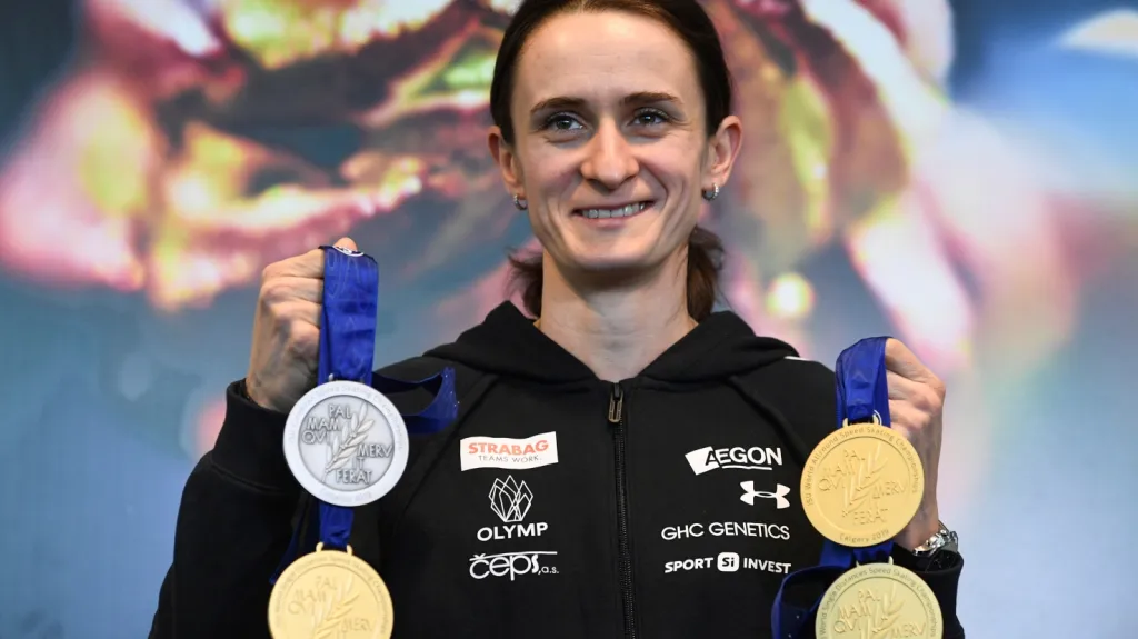 Rychlobruslařka Martina Sáblíková s medailemi na tiskové konferenci po sezoně