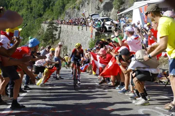 Thomas Pidcock při výjezdu na Alpe d'Huez