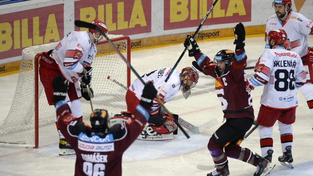 Michal Řepík (uprostřed) ze Sparty právě překonal Marka Mazance