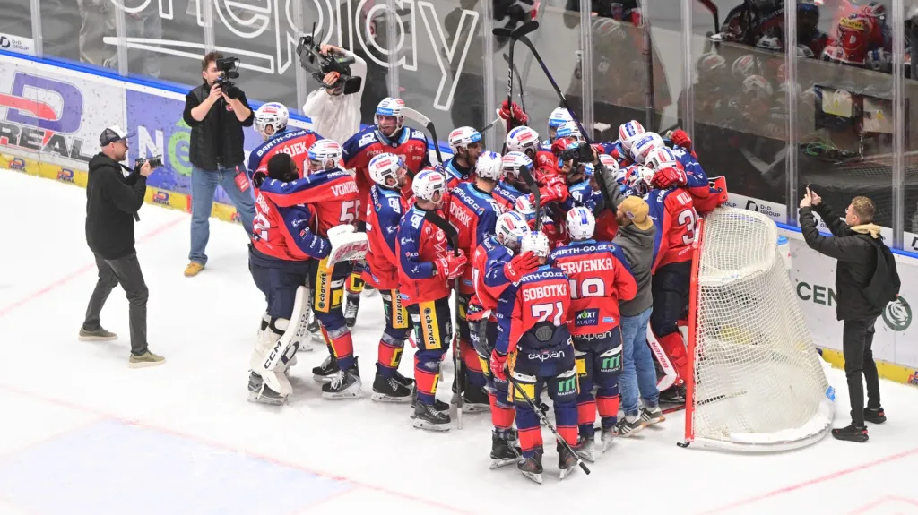 Hokejisté Pardubic slaví postup do finále extraligy