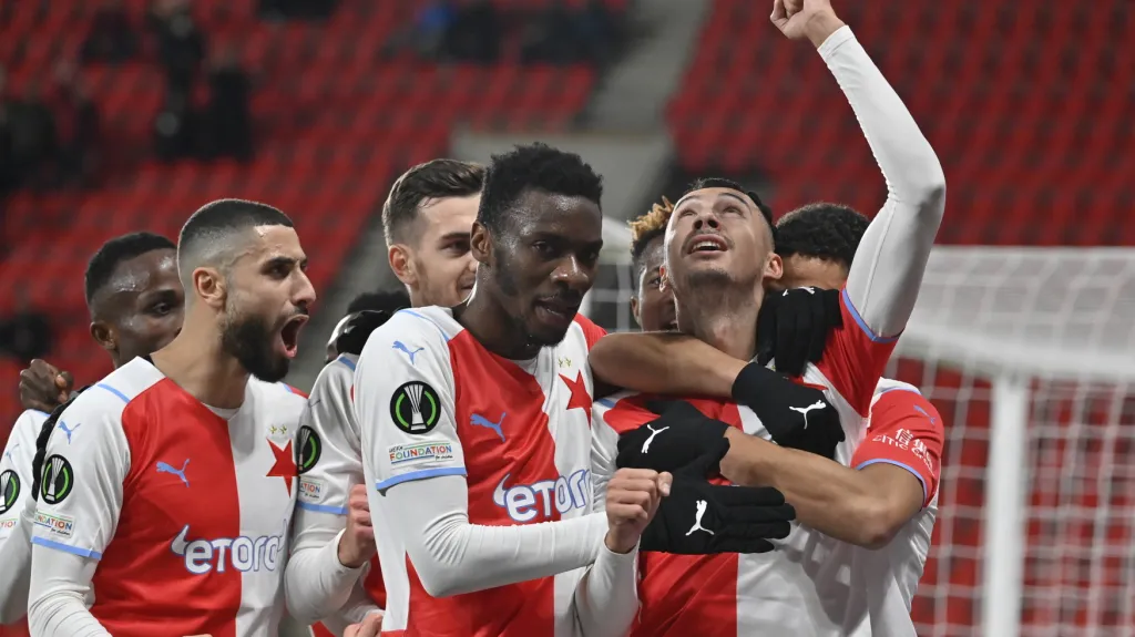 Ivan Schranz (vpravo) se raduje z gólu se spoluhráči ze Slavie