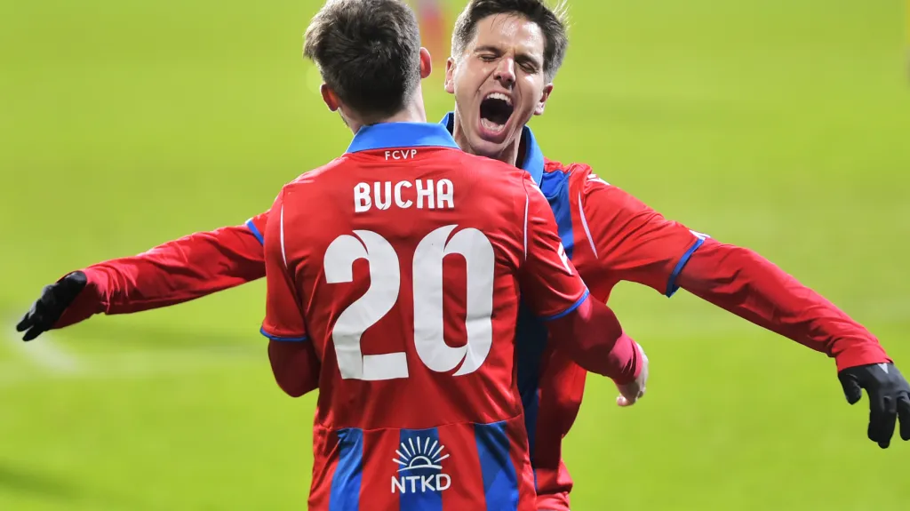 Aleš Čermák s Pavlem Buchou oslavují gól Plzně