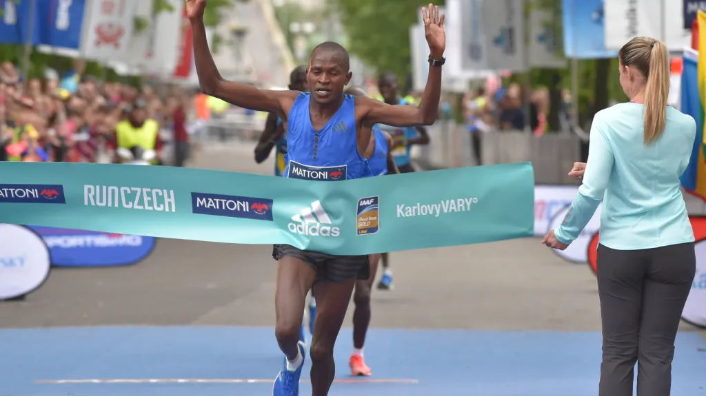 Vítěz karlovarského půlmaratonu Wilfred Kimitei 