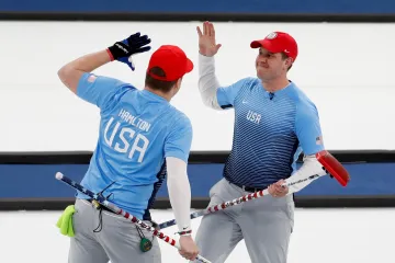 Skip John Shuster (vpravo) a Matt Hamilton z curlingového týmu USA