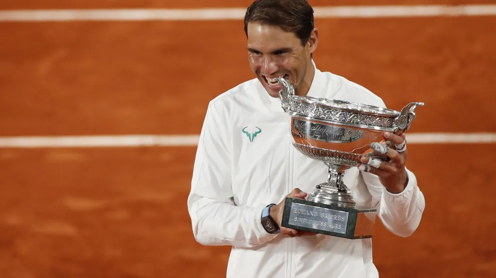 Rafael Nadal s trofejí pro vítěze Roland Garros