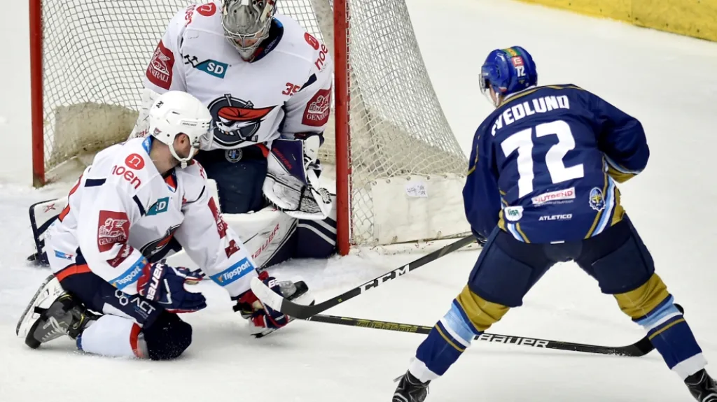 Brankář Chomutova Justin Peters při zákroku v utkání proti Kladnu